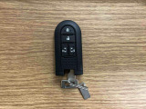 【スマートキー】 スマートキーを携帯していれば、ドアハンドルのボタンを押してロックの解除ができ、パワースライドドアもワンタッチで開閉できます