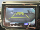 【リアカメラ】リバースに入れるだけで後方の映像が映ります。安全確認や、狭い駐車場での車庫入れ、雨の日や夜間など視界の悪い時に便利です。安全にバックする為には欠かせない装備です。