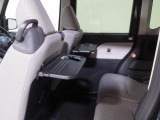 後席には折り畳み式のテーブルがあります。車内での軽食のときに便利ですね。