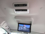 『後席モニター』付♪♪後席の方を退屈させません♪♪ 使用していない時は折り畳んでおくことができます♪♪ リモコンがあれば操作もラクラクです♪♪