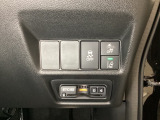 Hondaセンシング用の、VSA解除と路外逸脱抑制機能などのオンオフスイッチはハンドルの右側に装備しています。その下にETC2.0がついています。高速道路の料金所の通過も楽々です。