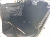 リヤシートも足元広々空間。