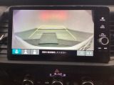 バックでの車庫入れも安心です! リアカメラが付いているバックモニター付のナビを装備しております。操作線もついており距離感も画面から確認できます。