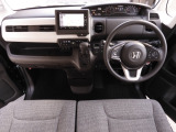 ◆視界広々で非常に運転しやすくロングドライブでも疲れを感じさせないすっきりとまとまったインパネ周りです。