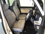 運転席の座面高さを調整できるシートリフターが付いています。フロントシートはベンチシートを採用で、座面も広く使い勝手もいいですよ♪
