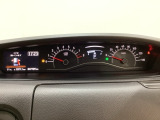 スピードメーターとタコメーターを大きく配した見やすいメーター部になっています。左側のインフォメーション画面でオドメーターや燃費などの情報を確認できます。