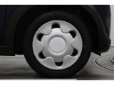 スチールホイールにホイールキャップを装着しています。