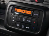 ◆オートエアコン装備◆ お好みの温度を設定をするだけで、後は、自動で風量を調節してくれます!快適にドライブが楽しめます。