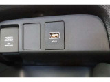 USBソケットがついていますのでコードを繋げばスマートフォンなどの充電が出来ます!オーディオソース USB 対応しております。