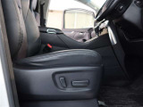 パワーシート搭載。微妙な調整が手軽にでき、ピッタリなポジションで運転することが可能です。