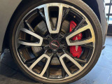 205/40R18夏タイヤ+純正ホイール、赤い4ピストンキャリパー