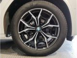 【BMWアロイホイル】軽量かつ強度に拘ったアロイホイル。走行性能ポテンシャルを引き出す設計。車の足元を引き締めてくれる大きなポイントはアロイホイルです。