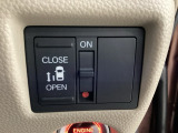 左側電動スライドドアは運転席からでも操作ができるように、ハンドル付近に開閉の操作スイッチが付いています。