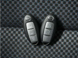 ◆スマートキー◆カギをバッグやポケットに入れたままでもドアロックの開閉ができる『スマートキー』付き!雨天や暗くなってもカギを取り出す必要がなくドアの開錠&エンジンも始動できます