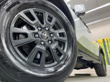 【純正アルミホイール】外観にマッチした純正アルミホイールを装着しております。各種社外アルミホイールや、スタッドレスタイヤも取扱いしております。是非ご相談ください♪