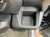 ドリンクホルダーが四角いので、パックの飲み物(小さいサイズ)が入れられます。これで車内でもパックジュース飲めます!