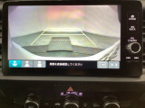 バックでの車庫入れも安心です! リアカメラが付いているバックモニター付のナビを装備しております。操作線もついており距離感も画面から確認できます。
