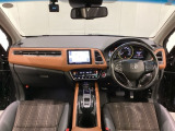 車内は光触媒抗菌消臭施工済です。インパネ周りはスタイリッシュなデザインで機能や装備も充実しています。グローブボックスやカップホルダーのほかにトレーなどたくさんの収納スペースが付いています。