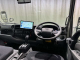 運転席まわりです。 各操作スイッチは使いやすい位置に配置されてます。