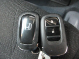 スマートキー付!キーを取り出さなくてもドアロックの施錠・開錠、エンジンの始動が出来ます!雨の日や荷物の多い日にとても便利ですね♪