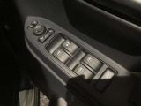 パワーウィンドウのスイッチですよ。運転席に居ながら窓を開け閉めのコントロールできます。