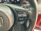ハンドルにHondaセンシング系のクルーズコントロールやレーンキープアシストなどの操作スイッチが装備されています。ハンドルから手を離さず安全に操作できます。