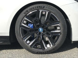 【BMWアロイホイル】軽量かつ強度に拘ったアロイホイル。走行性能ポテンシャルを引き出す設計。車の足元を引き締めてくれる大きなポイントはアロイホイルです。