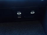 運転席アームレスト内にタイプCのUSB2口、HDMI接続が1口ございます。
