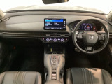 車内は光触媒抗菌消臭施工済です。インパネ周りはスタイリッシュなデザインで機能や装備も充実しています。グローブボックスやカップホルダーのほかにトレーなどたくさんの収納スペースが付いています。