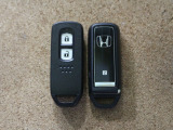 スマートキーです。キーを携帯しているだけで、ドアロックの開閉やエンジンの始動が可能です。
