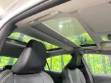 【ガラスルーフ】ガラスルーフ搭載で車内の解放感が一気にアップ!開放的なドライブをお楽しみいただけます。