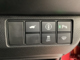 Hondaセンシング用の、VSA(ABS+TCS+横滑り抑制)解除スイッチなどはハンドルの右側に装備しています。