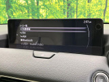 【12.3インチマツダコネクト】車内の雰囲気にマッチした大型ディスプレイ。スマホ接続でのナビ使用やBluetooth再生等、様々な機能が楽しめます。直感的なダイヤル操作が可能で、使い勝手も良好です。