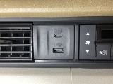 エアコン操作パネルの左側に、スマートフォンなどの充電可能なUSB端子と、音源などの外部入力の可能なUSB端子がついています。移動中に充電もできるので便利です。