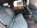 後部座席も足元まで広々としてますのでロングドライブも快適です