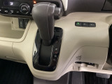 CVT車のセレクトレバーです。低速から高速まで、変速ショックのないスムーズな走りを実現するとともに、エンジン効率のよい領域を維持することで燃費にも貢献します。