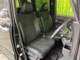 運転席まわりには十分なスペースがあり、大柄な方でもゆったり運転していただける環境です。