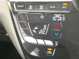 【オートエアコン】一度お好みの温度に設定すれば、車内の温度を検知し風量や温度を自動で調整。暑い&hellip;寒い&hellip;と何度もスイッチ操作をする必要はありません。快適な車内空間には必須の機能ですね♪