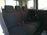 ★リヤシートです。電動スライドドアですので、乗り降りがしやすく足元は広々としております。