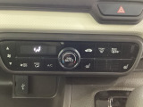 セレクトレバーの左上にオートエアコンがついてますので簡単操作で快適に過ごせます。シートヒータースイッチ内蔵で前席の左右別々にHiとLoの2段階で温度設定ができます。