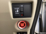 左側電動スライドドアは運転席からでも操作ができるように、ハンドル付近に開閉の操作スイッチが付いています。