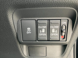ホンダセンシング装着車となっております。衝突軽減ブレーキ、誤発進抑制機能、歩行者事故低減ステアリング、路外逸脱抑制機能、アダプティブクルーズコントロール、車線維持支援システム他、8つの機能で幅広く支援