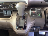 シフトはインパネシフト、パーキングブレーキは電子制御となっています。