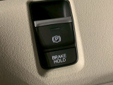 【ブレーキホールド】信号待ちなどでブレーキを踏み続けなくともブレーキがキープされます!アクセルペダルを踏むと解除され発進することが可能です!