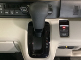 CVT車のセレクトレバーです。低速から高速まで、変速ショックのないスムーズな走りと、エンジン効率のよい領域を維持して燃費にも貢献します。サイドブレーキはスイッチ操作の電子制御パーキングブレーキです。