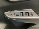 電動格納式ドアミラーのスイッチは運転席ドアにあります。