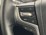 運転中、オーディオの操作をしてて、ハッとしたことはありませんか?ステアリングスイッチは、運転中でもハンドルでオーディオの操作が可能です。安全なドライブをサポートします。