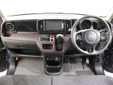 操作性に優れた運転席となります!小物入れや各ボタンの配置にこだわり、使いやすいです!座り心地もよく視認性も良好なのでロングドライブもお任せ下さい!