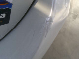 リアバンパーにキズへこみがあります