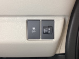 ハンドルの右側にはヘッドライトレベライザーとVSA(ABS+TCS+横滑り抑制)の解除スイッチがついています。ヘッドライトレベライザーは道路状況や積荷の加重に応じてライトの高さを調節できます。